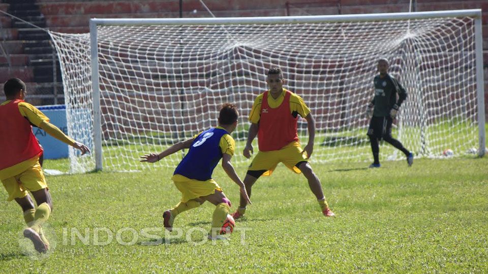 Latihan Semen Padang FC di Stadion H Agus Salim, Selasa (21/06/2016). Copyright: &copy; Taufik Hidayat/INDOSPORT